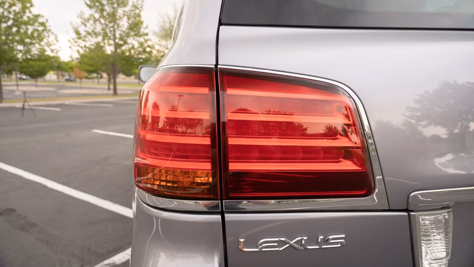 The Luxury SUV That Regularly Crosses 300,000 Miles No Matter What You Throw At It