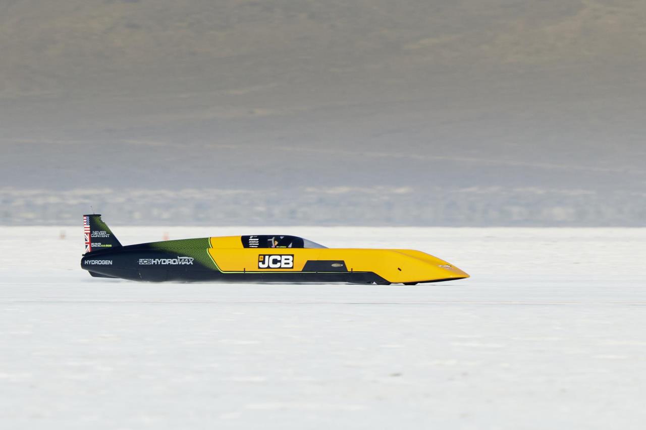 JCB Hydromax powers to 368.347mph on road to FIA record attempt