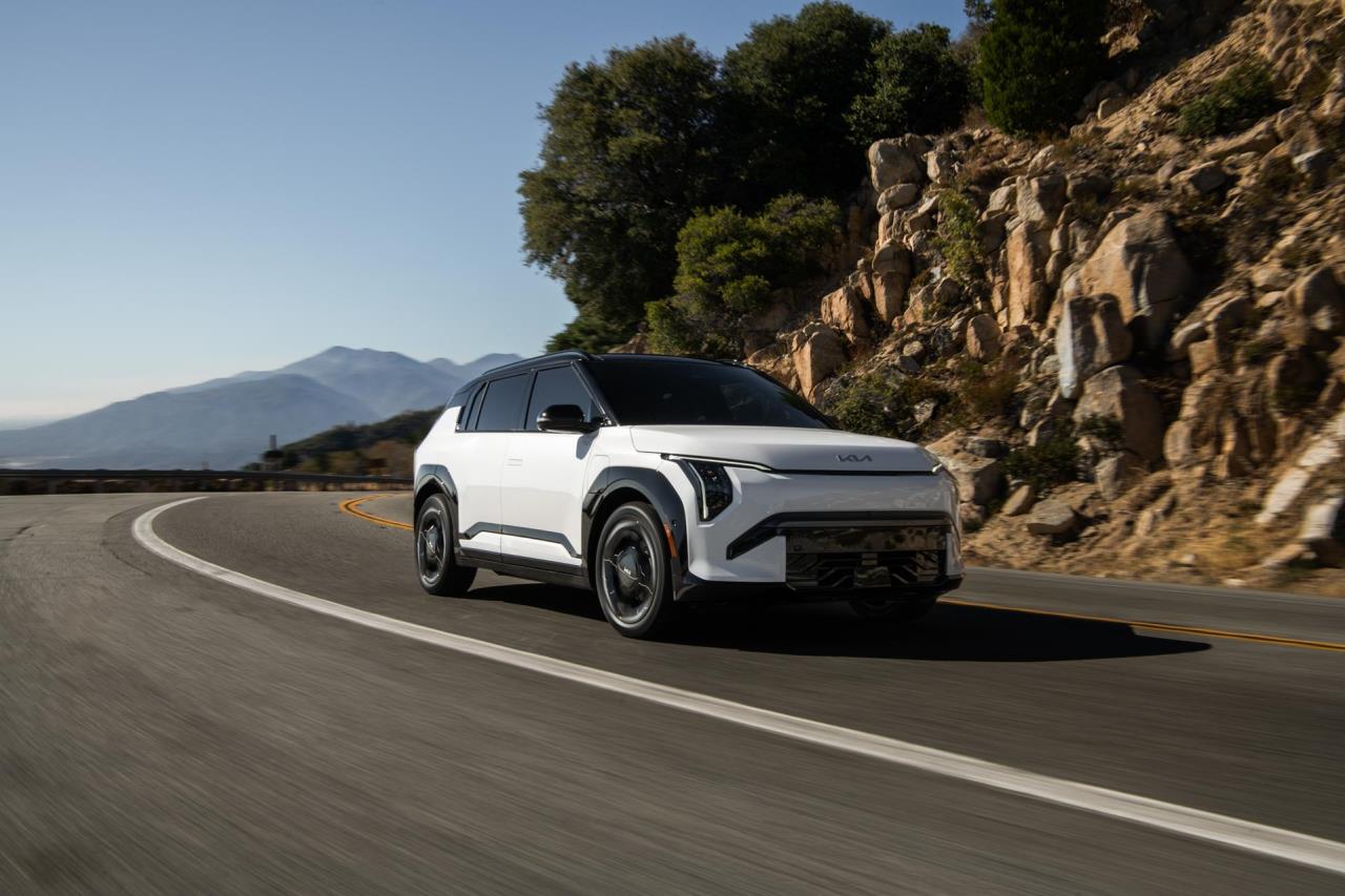 Kia EV3 named 'Green Car of the Year®' and Carnival Hybrid named 'Green Minivan of the Year™' by Gre